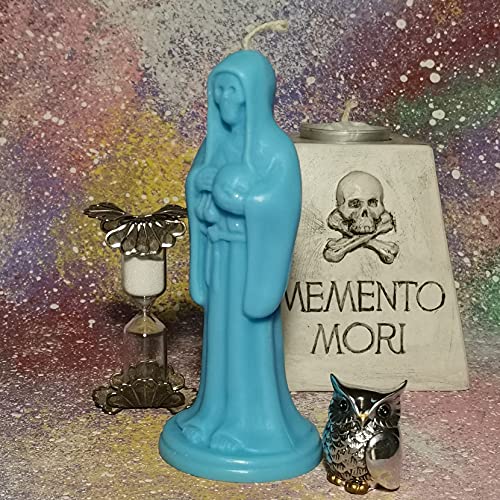 Açık mavi sunak ritüel mumlar Santa Muerte. Kutsal Ölüm yoluyla meditatif uygulamalar için tasarlanmıştır. Büyüler için sihirli